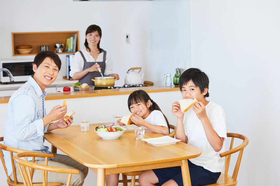 「子どもの様子を見ながら料理ができる、カウンター型キッチンの賃貸で暮らす生活」に関連するイメージ
