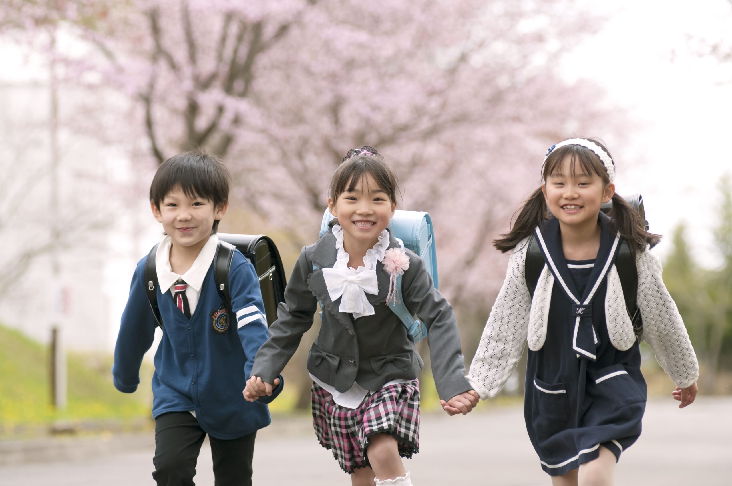桜並木を走る小学生