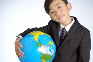 地球儀を持つ小学生の男の子