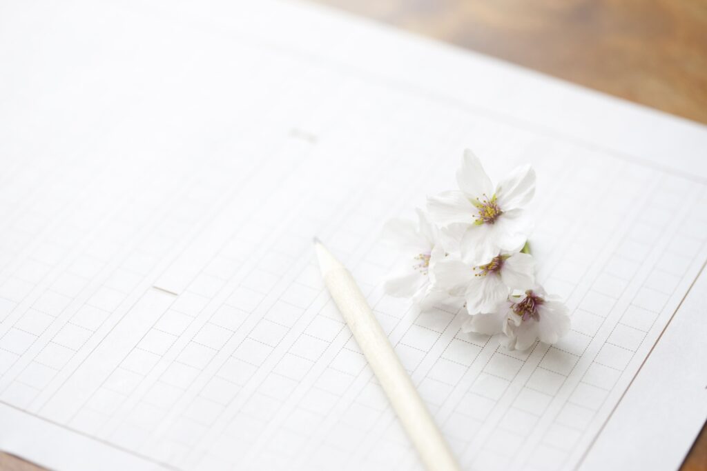 原稿用紙と桜の花