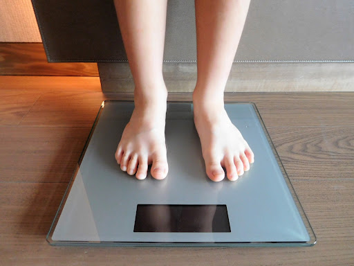 体重計と子供の足
