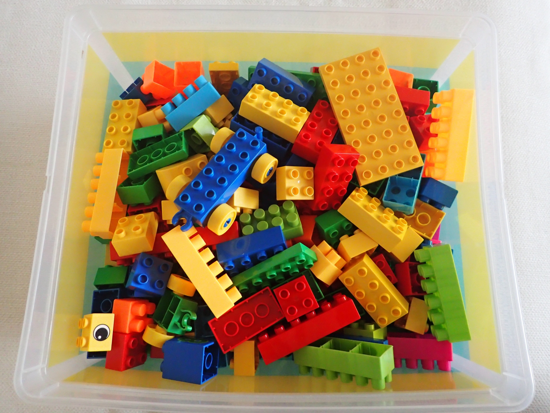 おもちゃ箱に入ったレゴブロック