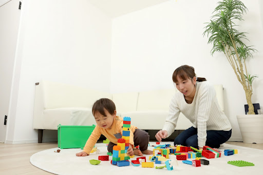部屋でブロック遊びをするママと男の子