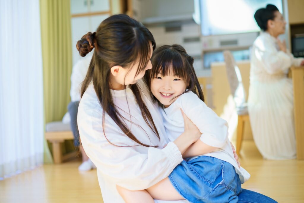 お母さんと遊ぶ女の子
