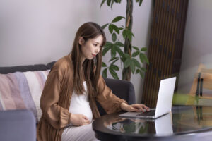 パソコンを使っている妊婦さん