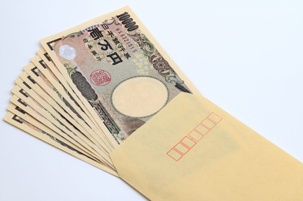 封筒に入っている一万円札