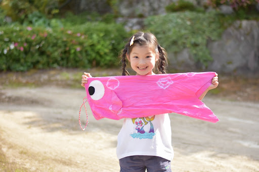 ピンクの鯉のぼりを持つ女の子