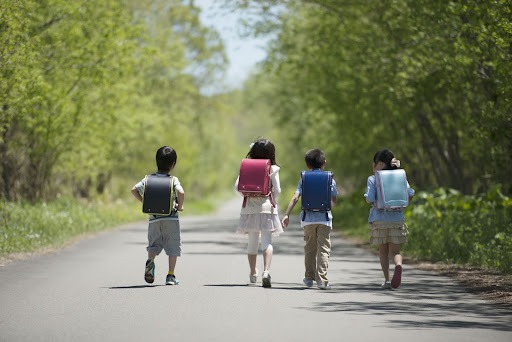 ランドセルを背負う4人の子ども