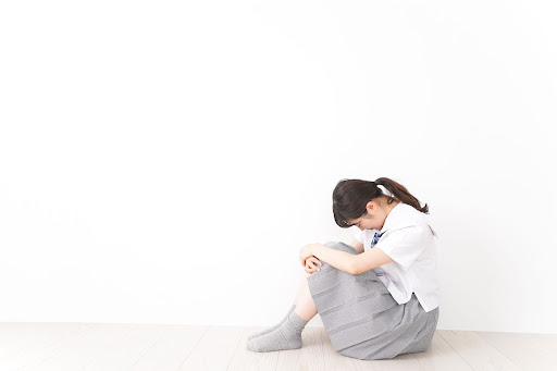 うずくまる中学生の女の子