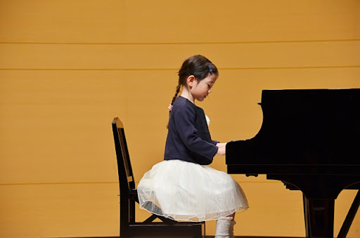 ピアノの発表会で演奏する女の子