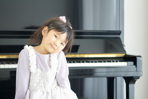 ピアノの前で笑顔の女の子