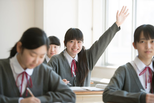 授業中に手を挙げる女の子