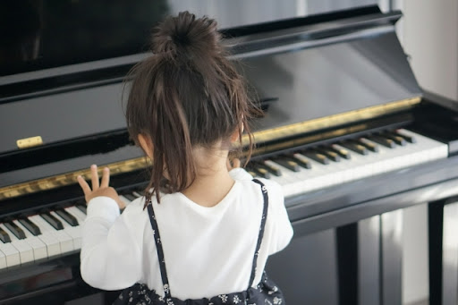 ピアノを弾く女の子の後ろ姿