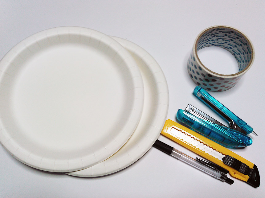 紙皿とホッチキス、テープ、カッター