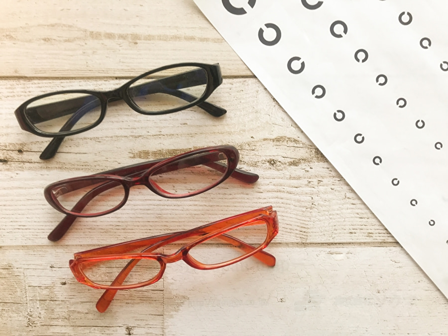メガネと視力検査表の写真