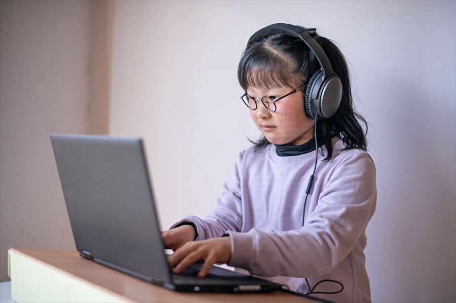 メガネの子どもがパソコンをしている写真