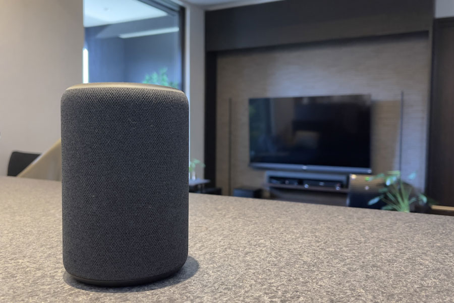 スマートスピーカーとテレビの写真