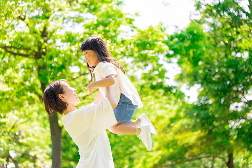 子どもと遊ぶママ