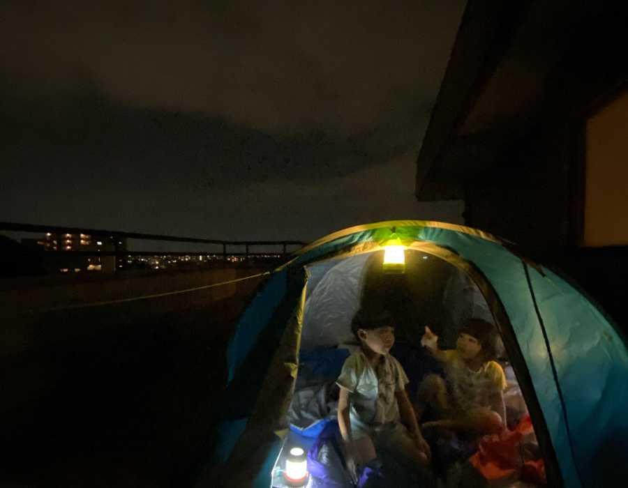 ルーフバルコニーにあるテントの写真