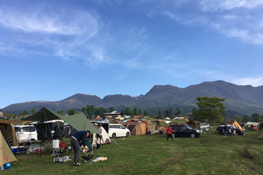 山の中のキャンプ場の写真