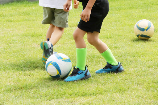 サッカーをする子どもたちの足元