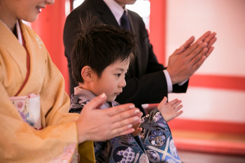 七五三御祈祷する５歳男の子と両親