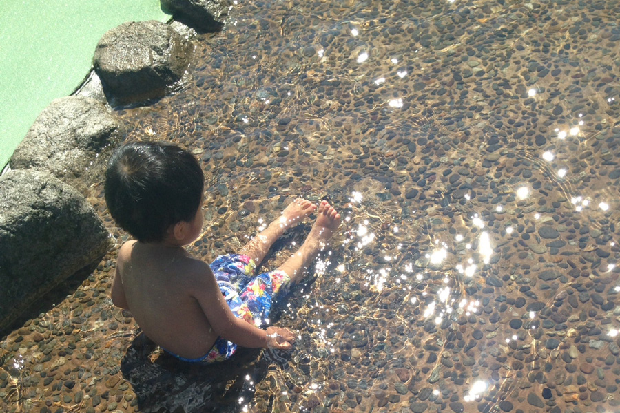 子どもが水につかる写真