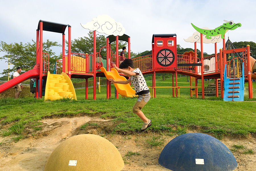 公園で遊ぶ子供の写真