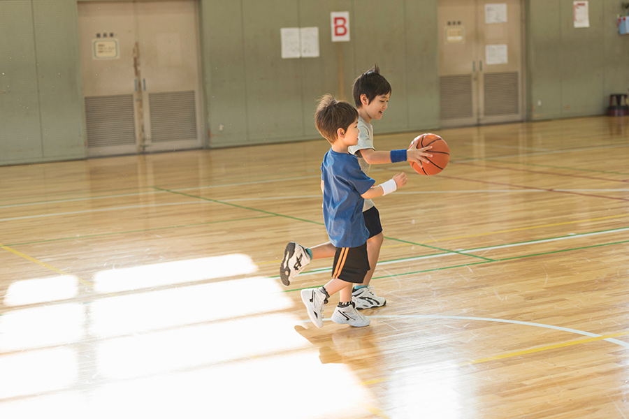 バスケットボールをする子どもの写真