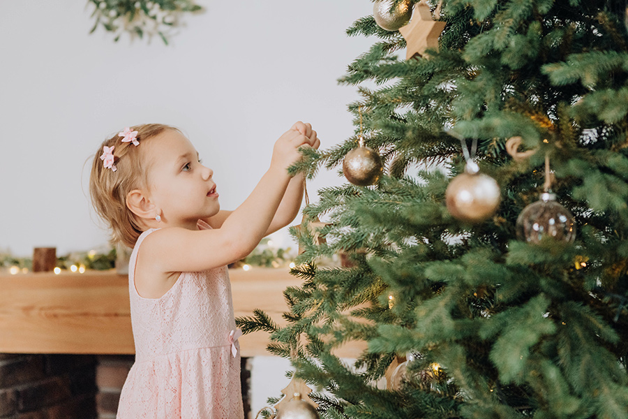 クリスマスツリーを飾る少女