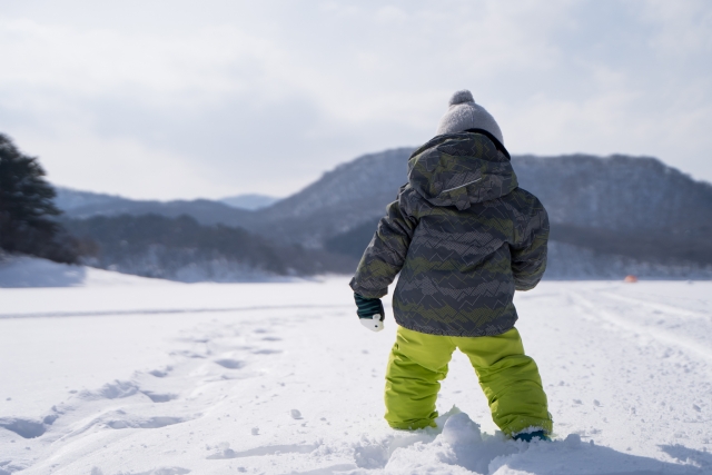 しっかり寒さ対策を！雪遊びにぴったりな子どもの服装とは