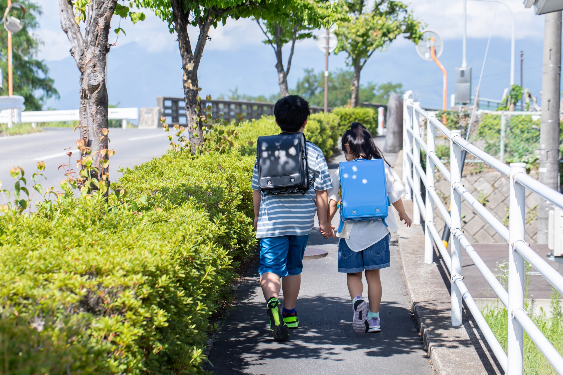 歩道を歩く小学生