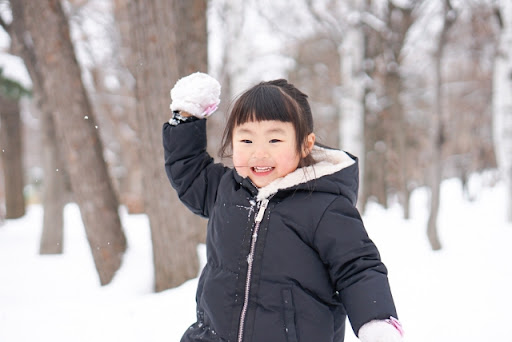 雪合戦やかまくらだけじゃない！子どもとできる雪遊びにはどんな種類が