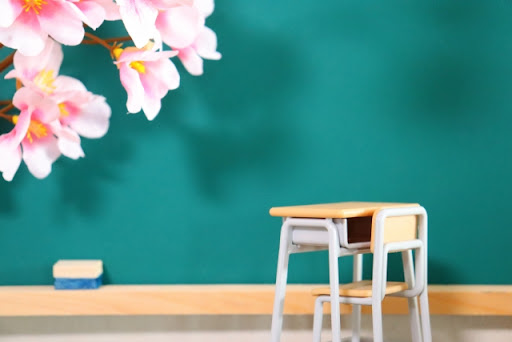 小学校の机と椅子と黒板