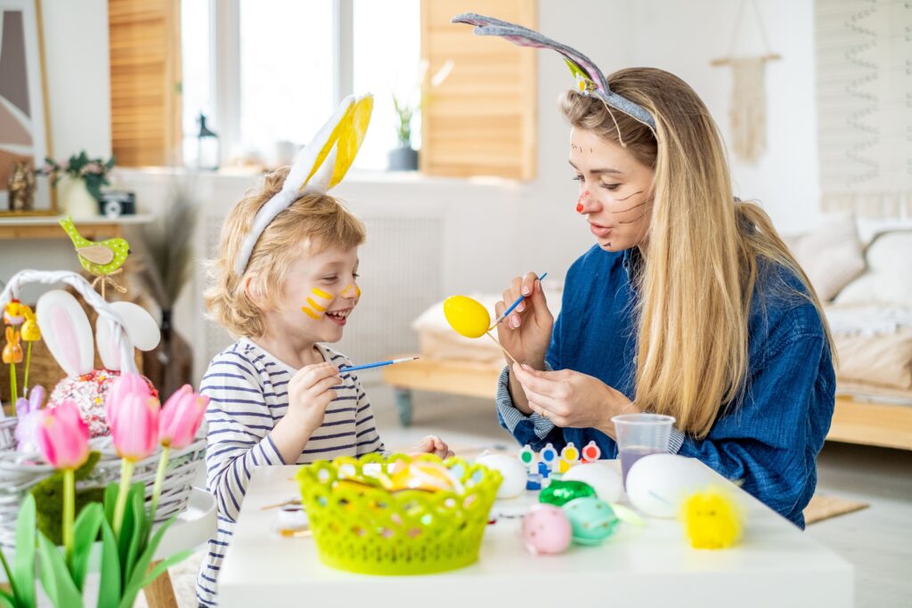 エッグペイントをしているママと子ども