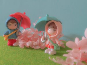 傘をさしている女の子の人形