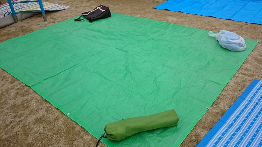 ブルーシートの場所取り
