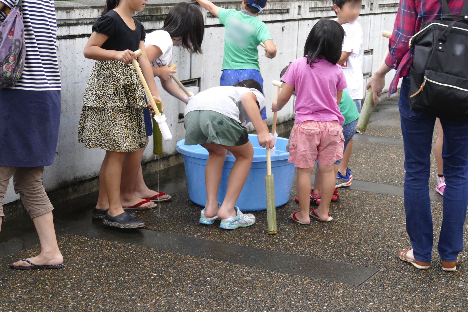 水鉄砲遊びをする子どもたち