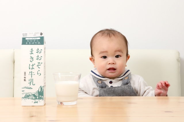 子どもが牛乳を飲めるのはいつから？
