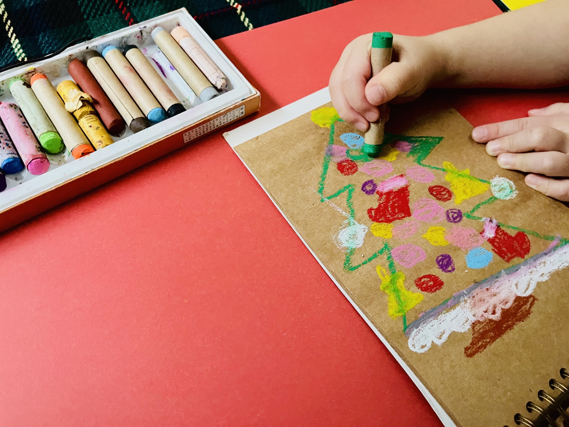 クリスマスツリーの絵を描く子供