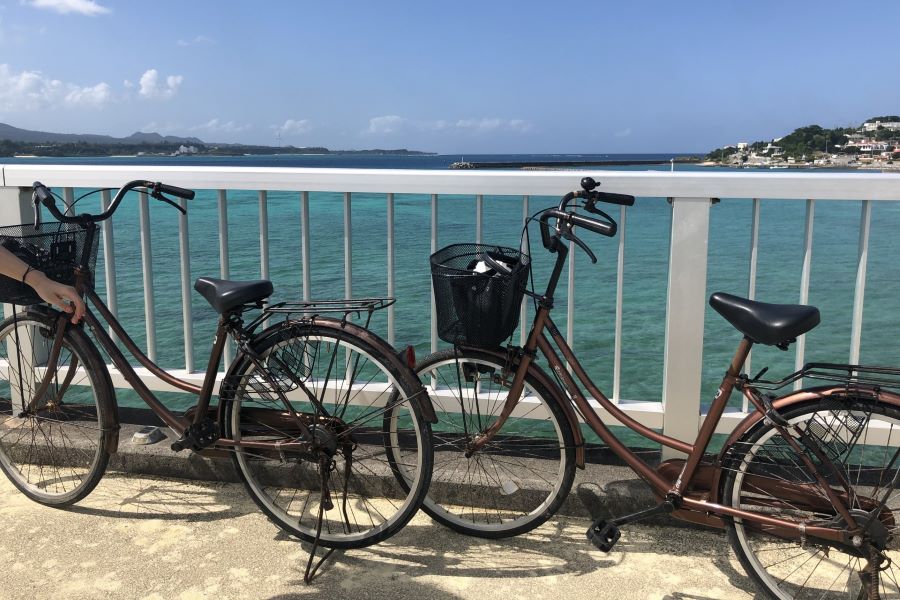 海沿いの自転車の写真