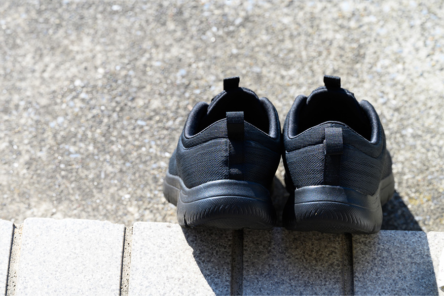 スニーカーの踵