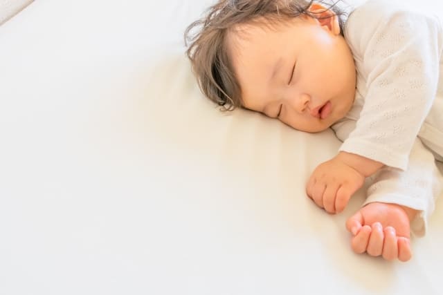 眠る赤ちゃんの画像